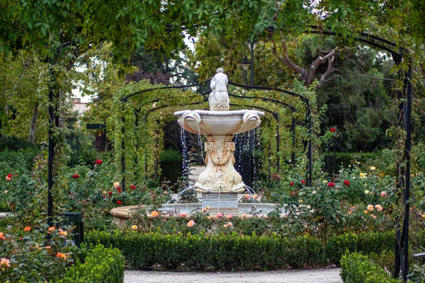 马德里退休公园的一个喷泉 — 图库照片