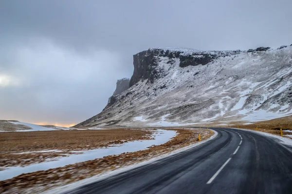 Uma Bela Foto Uma Estrada Meio Uma Paisagem Islândia — Fotografia de Stock
