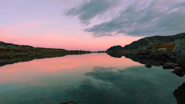 Λίμνη Αντανάκλαση Αυτό Βράχια Και Ηλιοβασίλεμα Μπλε Ουρανό Στο Παρασκήνιο — Φωτογραφία Αρχείου
