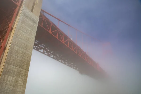 Beautiful Scene Golden Gate Bridge Fog — стоковое фото