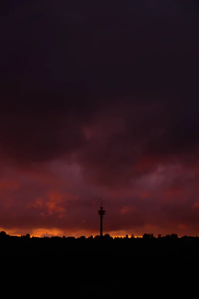 Tiro Silhueta Vertical Pôr Sol Vermelho Sobre Reboque Cidade — Fotografia de Stock