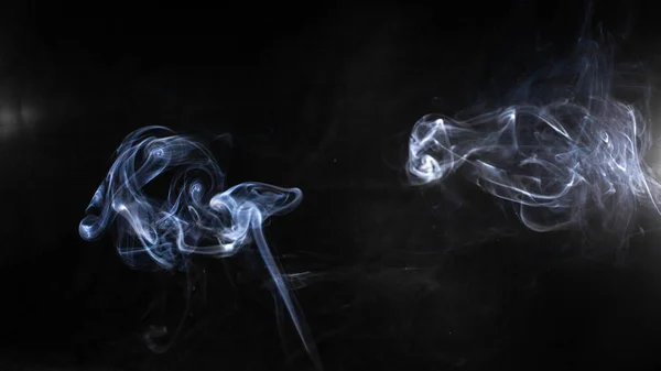 煙は黒い背景でカーブしている — ストック写真
