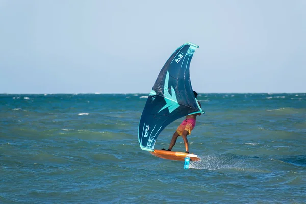 Cumbuco Brasil Julio 2021 Hombre Haciendo Windsurf Playa Día Soleado — Foto de Stock
