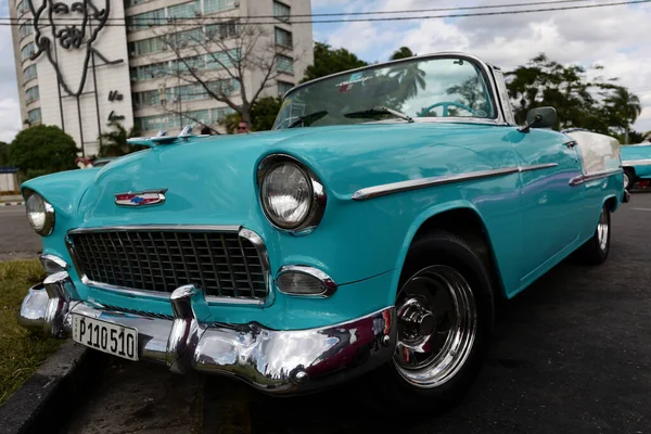 Havana Cuba Jan 2017 Egy Kék Vintage Autó Közelsége Parkolóban — Stock Fotó