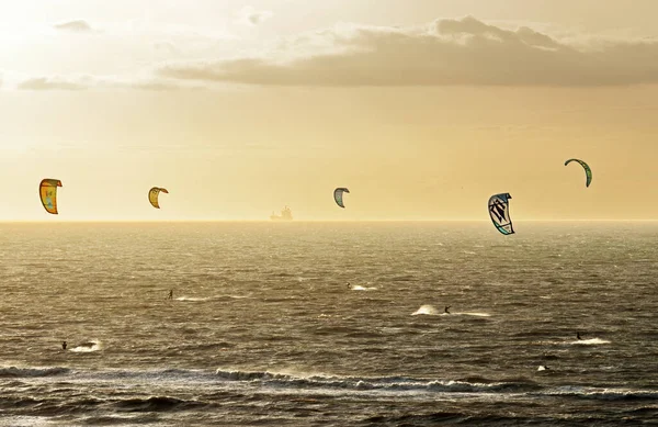 Noordwijk Niederlande Okt 2019 Kitesurfer Einem Windigen Tag Bei Sonnenuntergang — Stockfoto