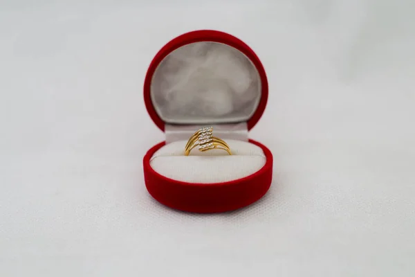 Egy Értékes Arany Gyűrű Fehér Kövekkel Kerek Alakú Dobozban Elszigetelt — Stock Fotó
