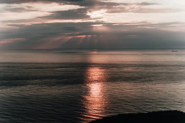 Een Landschap Van Zee Onder Het Zonlicht Een Bewolkte Hemel — Stockfoto