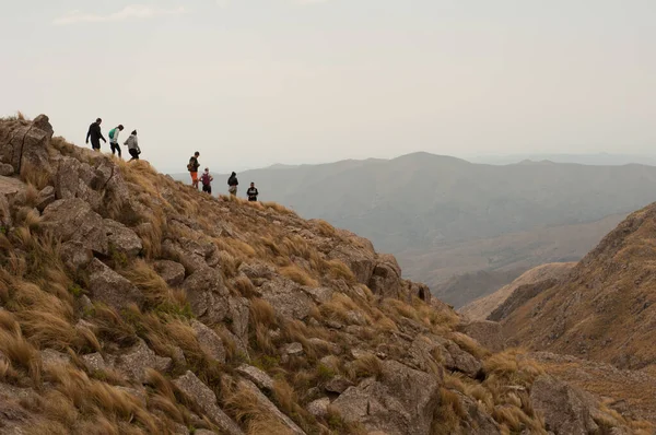 Group Hikers Climbing Brown Hill Mountains — Fotografia de Stock