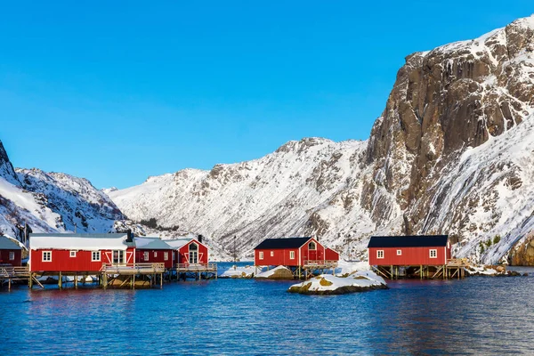 Krajina Lofoten Chaty Obklopené Skalnatými Zasněženými Kopci Norsku — Stock fotografie