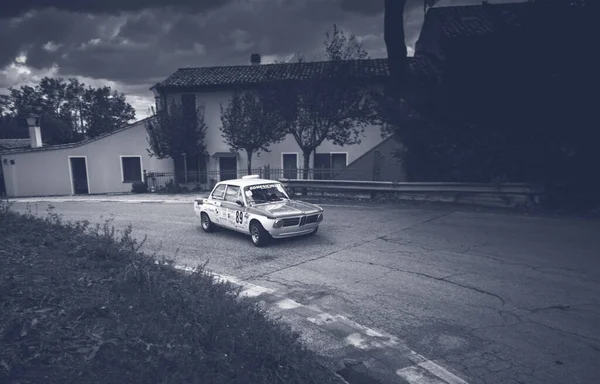 イタリアのペサロ 2021年10月10日 イタリアのペサロで古い車のモノクロショット — ストック写真