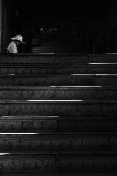 背景に女性と階段の魅惑的なグレースケールのショット — ストック写真