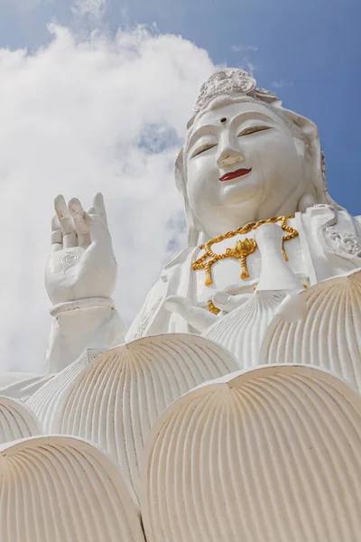 Angolo Basso Della Statua Buddha Gigante Bianco Wat Huay Pla — Foto Stock