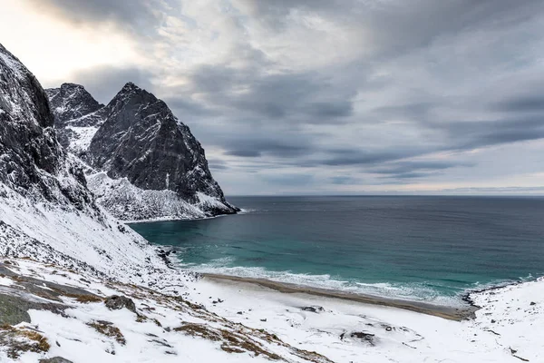Krajobraz Kvalvika Plaży Pod Zachmurzonym Niebem Deszczowy Dzień Zimie Lofoten — Zdjęcie stockowe