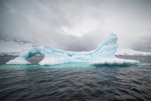 Iceberg Mar Bajo Cielo Nublado Antártida — Foto de Stock