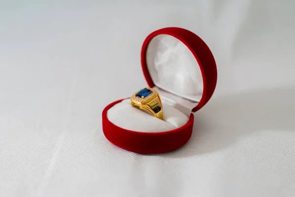 白い表面に金色のリングを持つ赤い箱の閉鎖 — ストック写真