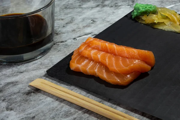 Tre Fette Salmone Sashimi Impilate Accanto Allo Zenzero Wasabi Vassoio — Foto Stock