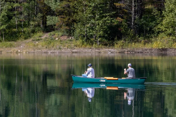 Banff Canada Oktober 2021 Dua Orang Berkano Taman Nasional Banff — Stok Foto