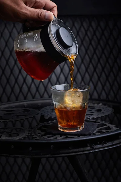 バリのレストランでコーヒーをグラスに注ぐ人の垂直ショット — ストック写真