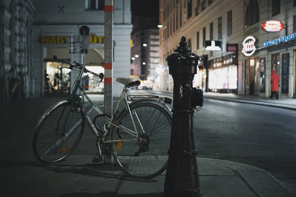 Viena Austria Enero 2020 Una Bicicleta Apoyada Poste Intersección Ciudad — Foto de Stock