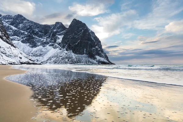 Krajobraz Kvalvika Beach Otoczony Skalistymi Śnieżnymi Górami Lofoten Norwegia — Zdjęcie stockowe