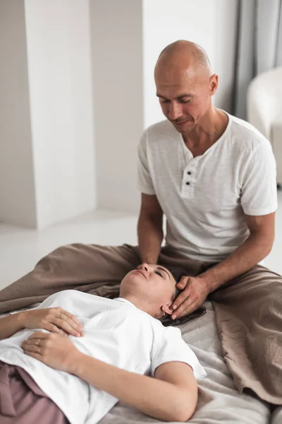 Tiro Vertical Terapeuta Massagem Russo Com Paciente Colchão — Fotografia de Stock