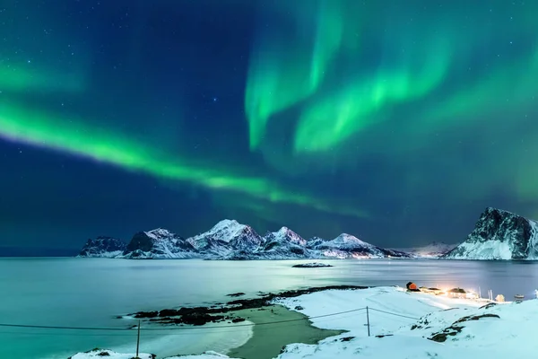 노르웨이 로포텐에 호수와 바위투성이 의산들 숨막힐 북극광 — 스톡 사진