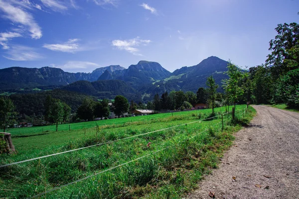 Almanya Tipik Küçük Bir Berchtesgaden Kasabasına Giden Yeşil Çayır Boyunca — Stok fotoğraf
