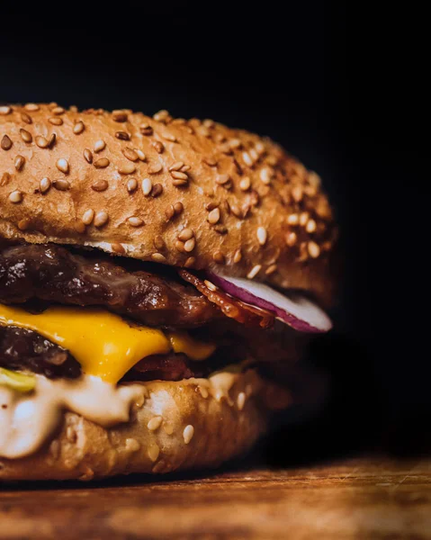 Zbliżenie Strzał Pysznego Hamburgera Serem — Zdjęcie stockowe