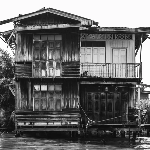 Smukt Skud Gammelt Rustent Hus Nær Thailand Gråskala - Stock-foto