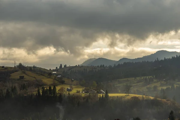 曇りの日に山間部の村 — ストック写真