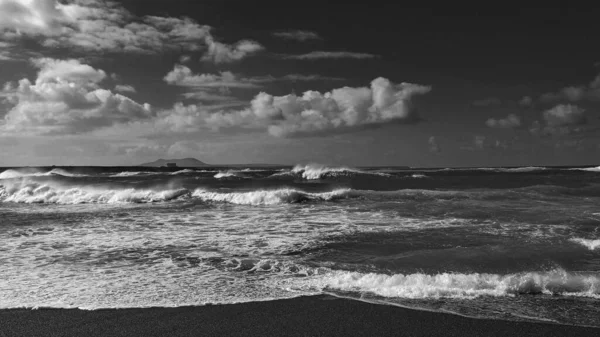 Tiro Tons Cinza Mar Ondulado Sob Céu Nublado — Fotografia de Stock