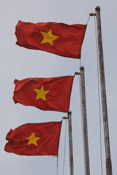 Krásný Snímek Tří Vietnamských Vlajek — Stock fotografie