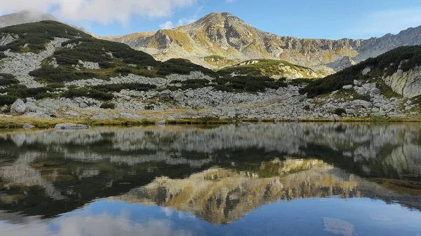 Danau Dengan Refleksi Dalamnya Dengan Bukit Dan Langit Biru Latar — Stok Foto