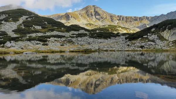 Lake Reflection Hill Blue Sky Background — Stock Photo, Image