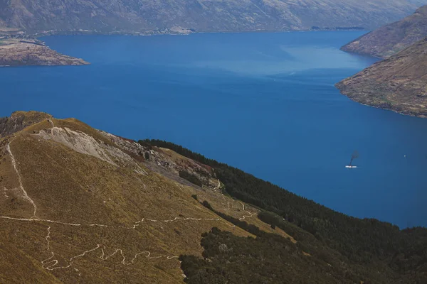 緑に覆われた丘や岩山に囲まれた湖の空中撮影 — ストック写真