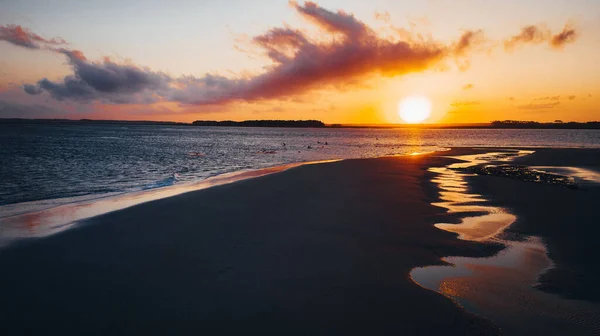 Пейзаж Пляжа Окруженный Морем Солнечным Светом Время Прекрасного Восхода Солнца — стоковое фото
