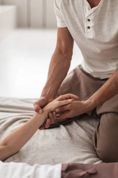 Tiro Vertical Terapeuta Massagem Russo Com Paciente Colchão — Fotografia de Stock