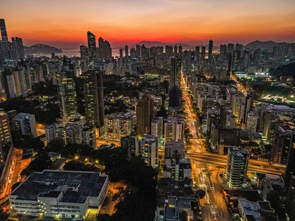 夕暮れ時に高層ビルが立ち並ぶ美しい街並み — ストック写真