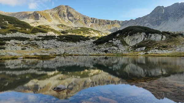 Sebuah Hari Musim Panas Yang Cerah Luar Ruangan Pegunungan Dengan — Stok Foto