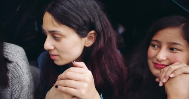 Vrouwelijke Vrienden Die Samen Tijd Doorbrengen Het Bos — Stockvideo