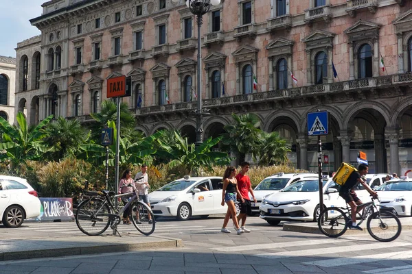 Milan Italy Sep 2019 Beautiful View Palazzo Carminati Pedestrians Crossing — Stock Photo, Image