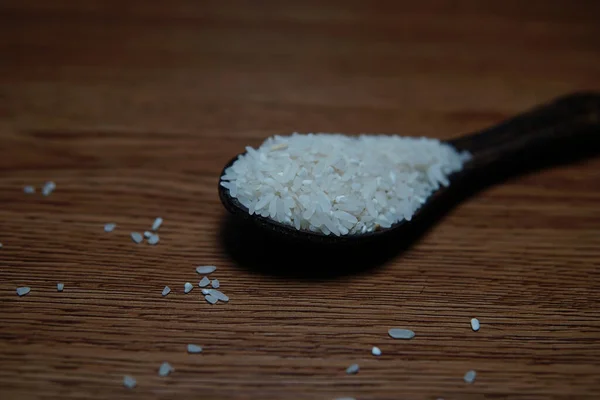 Primer Plano Una Cucharada Arroz Mesa Madera — Foto de Stock