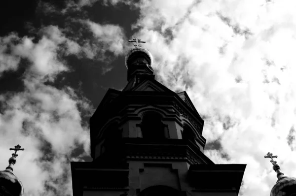 Graustufenaufnahme Mit Niedrigem Winkel Der Kathedrale Der Muttergottes Von Wladimir — Stockfoto