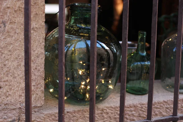 Primer Plano Viejas Botellas Vidrio Vacías Una Fila Detrás Las — Foto de Stock