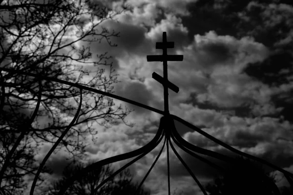 Blick Auf Ein Orthodoxes Kreuz Vor Wolkenverhangenem Himmel — Stockfoto