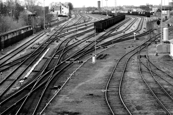 火车站内带有多个铁栏的火车站的灰度航空图 — 图库照片