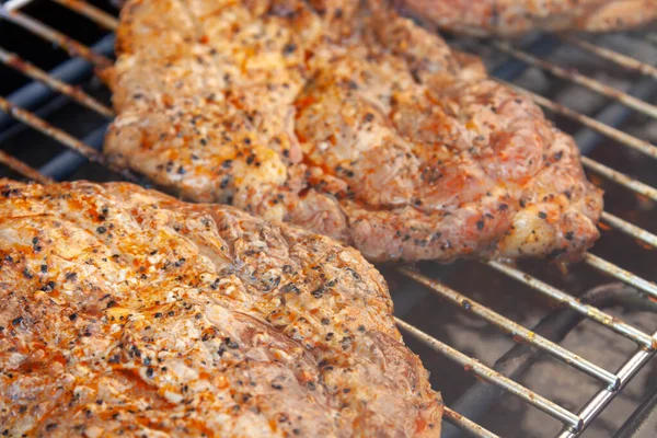 Primer Plano Una Carne Marinada Una Parrilla — Foto de Stock