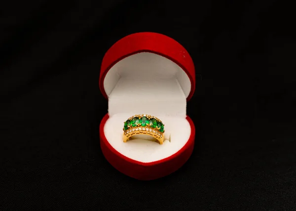 Ένα Χρυσό Δαχτυλίδι Σμαραγδένια Πέτρα Κόκκινο Κουτί — Φωτογραφία Αρχείου