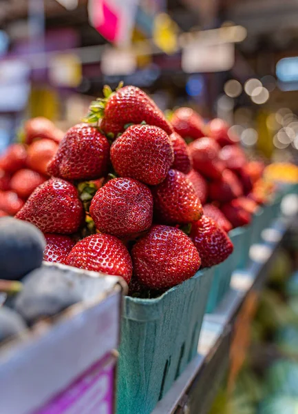 Vertical Closeup Shot Bunch Giant Delicious Strawberries Market — Zdjęcie stockowe