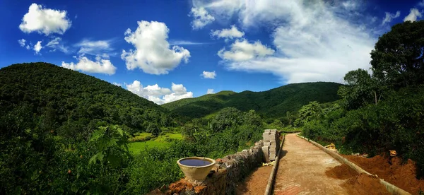 Una Vista Sendero Que Atraviesa Las Colinas — Foto de Stock